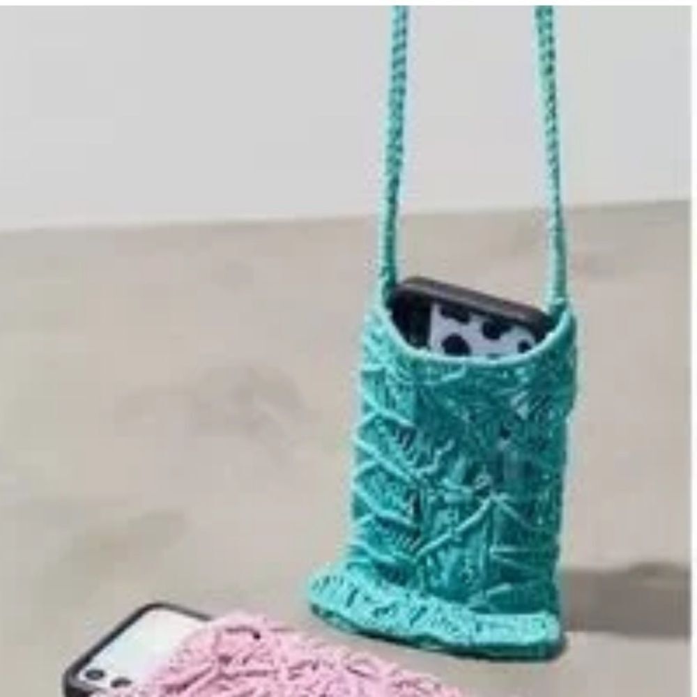 Urban Outfitters Bag
UO macrame Crossbody Teal/Blue/Green